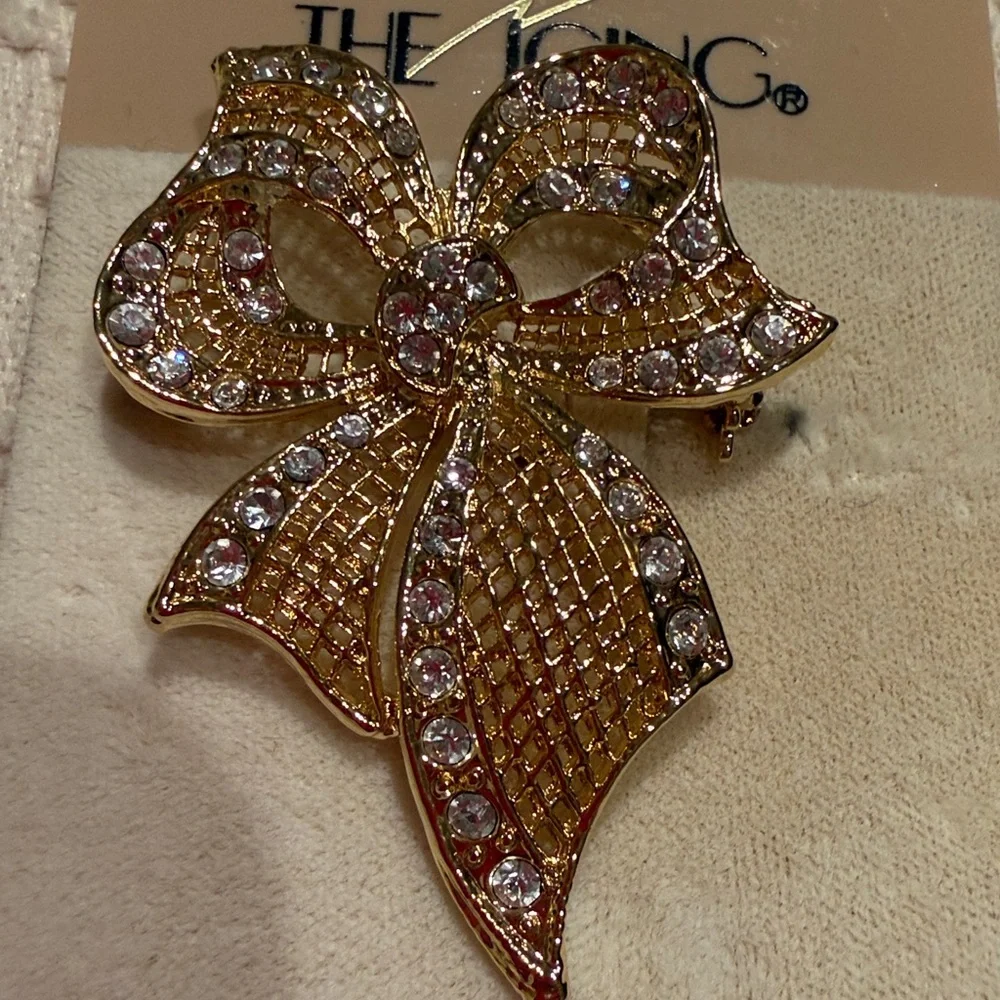 The Icing Sparkling Gold Bow pin